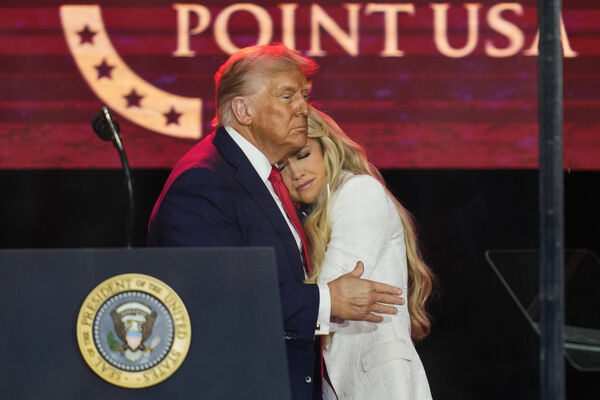 d8411586-1 ▲▼美國保守派評論員查理·柯克(Charlie Kirk)葬禮暨追悼會21日在亞利桑那州鳳凰城舉行。川普,艾瑞卡(Erika Kirk)(圖/達志影像/美聯社)