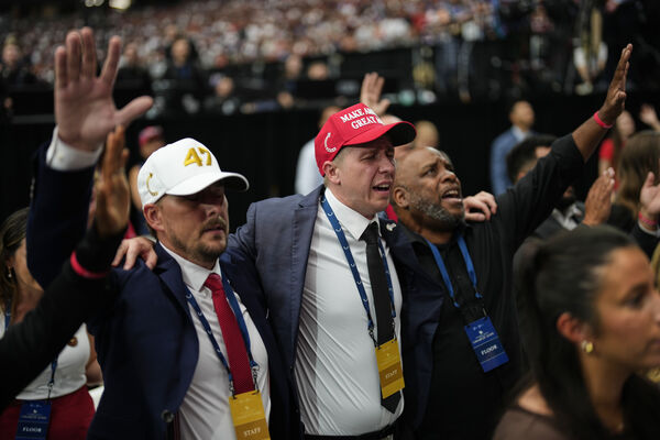 d8411587-1 ▲▼美國保守派評論員查理·柯克(Charlie Kirk)葬禮暨追悼會21日在亞利桑那州鳳凰城舉行。川普,艾瑞卡(Erika Kirk)(圖/達志影像/美聯社)