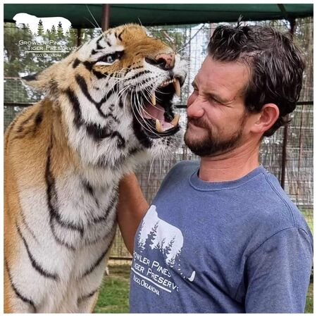 ▲▼美國咆哮松虎類保護區（Growler Pines Tiger Preserve）的園主伊斯利（Ryan Easley）被老虎咬死。（圖／翻攝自Facebook）