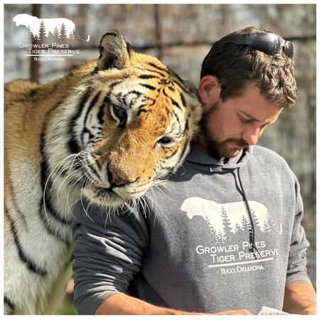 ▲▼美國咆哮松虎類保護區（Growler Pines Tiger Preserve）的園主伊斯利（Ryan Easley）被老虎咬死。（圖／翻攝自Facebook）