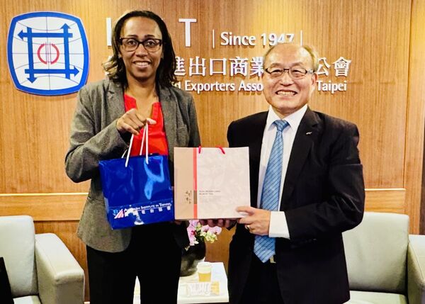 ▲IEAT秘書長黃文榮(右)與AIT商務組組長Janée Pierre-Louis(左)雙方於會後致贈禮品，開啟雙方未來友好合作關係。（圖／IEAT提供）