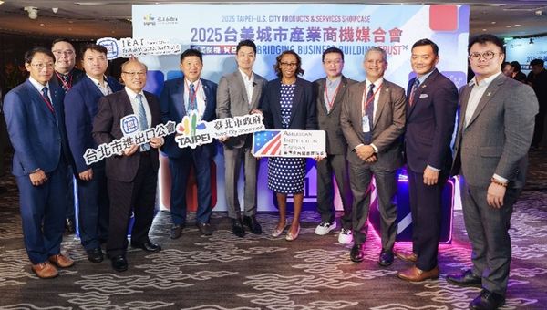 ▲台北市長蔣萬安(前排左3)、AIT商務組組長Janée Pierre-Louis(前排左4)與IEAT理監事團隊合影。（圖／IEAT提供）