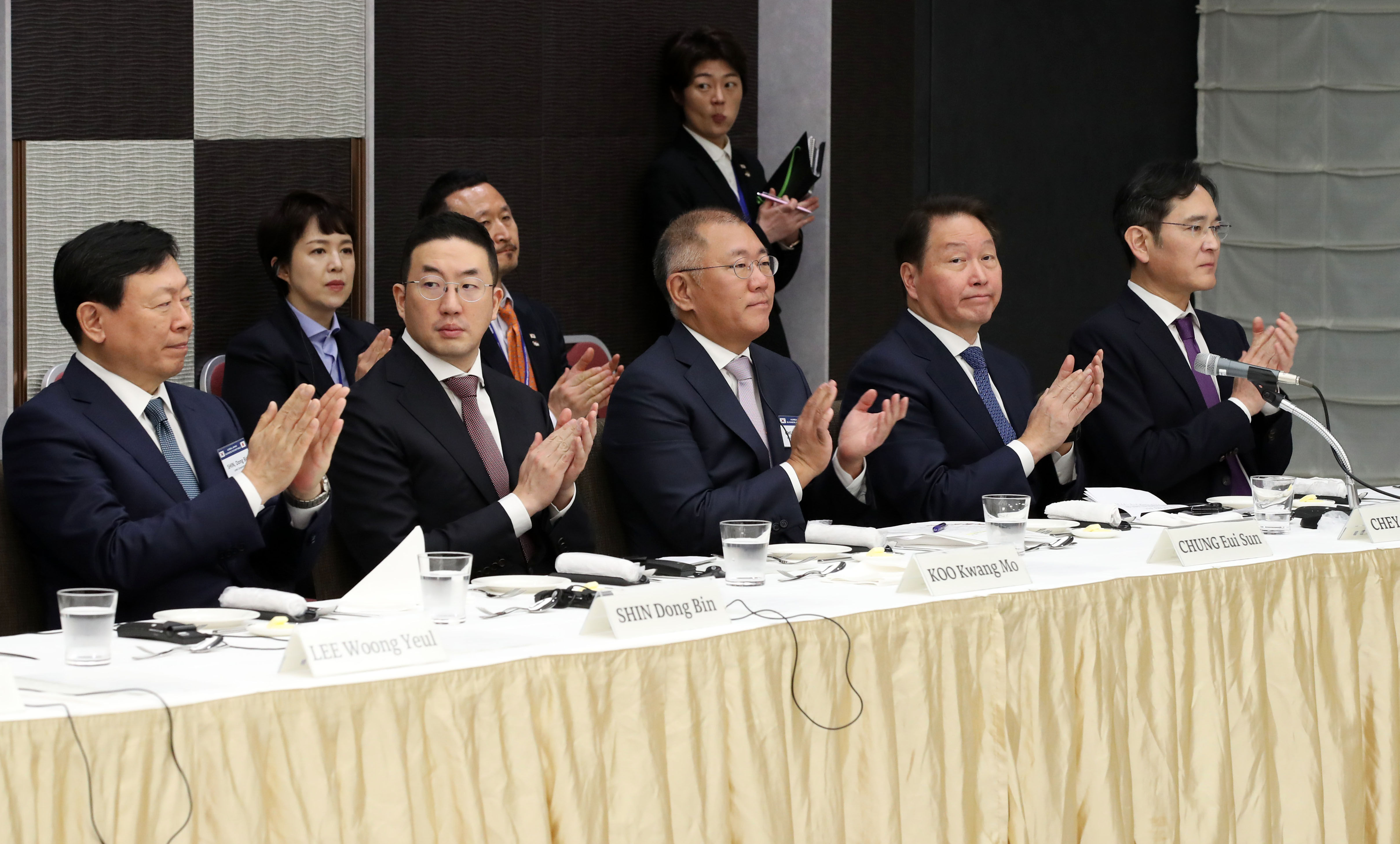 ▲▼南韓財閥界人士出席日韓商業圓桌會議，左至右依序為辛東彬、具光謨、鄭義宣、崔泰源、李在鎔。（圖／達志影像／newscom）