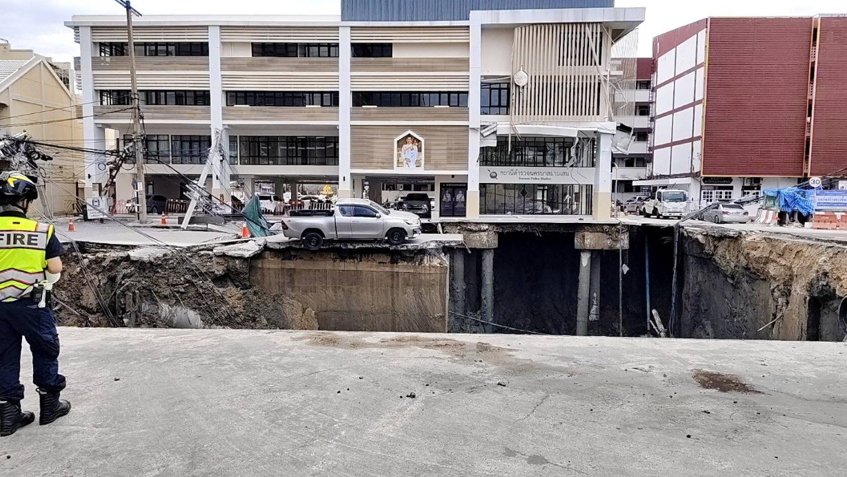 8415390-1 ▲▼曼谷市區驚現「50m深天坑」!炸出火花恐怖瞬間曝 地鐵施工釀禍。(圖/翻攝自khaosod)