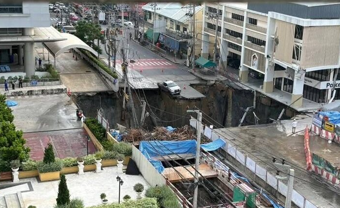 8415392-1 ▲▼曼谷市區驚現「50m深天坑」!炸出火花恐怖瞬間曝 地鐵施工釀禍。(圖/翻攝自khaosod)