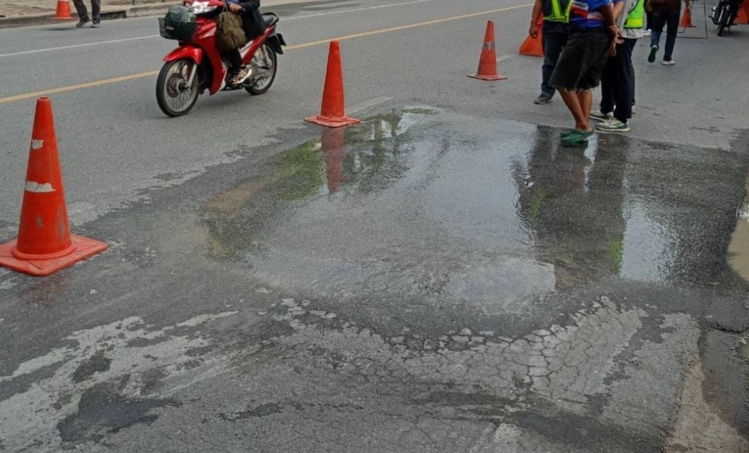 8417758 ▲▼曼谷天坑還在搶修!2km外又出現「詭異積水」。(圖/翻攝自泰國日報)