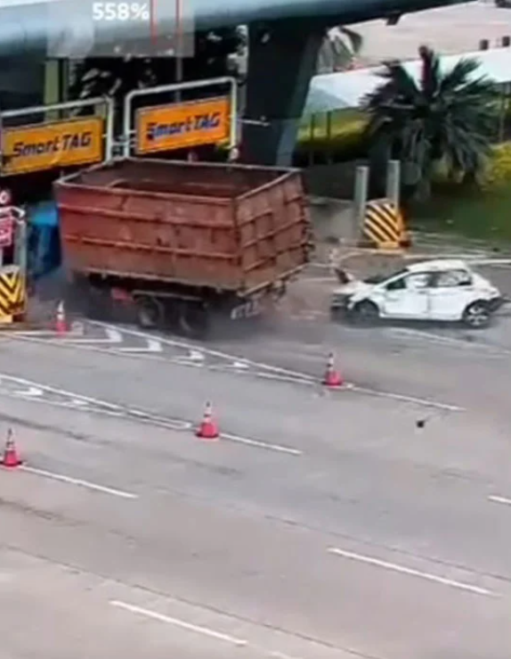 8421840 ▲媽媽只來得及抱一子!1歲童拋飛車外慘死。(圖/翻攝自中國報)