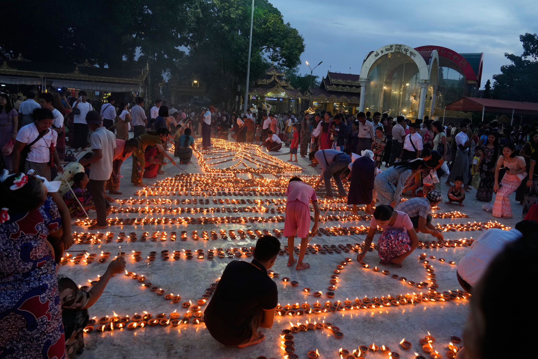 8436039 ▲▼ 緬甸民眾參加慶祝佛教「點燈節」(Thadingyut Festival)的活動。(圖/達志影像/美聯社)
