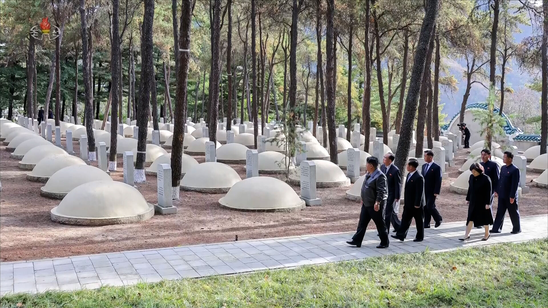 8462781-1 ▲▼北韓最高領導人金正恩24日前往平安南道檜倉郡參謁中國人民志願軍烈士陵墓。(圖/達志影像)