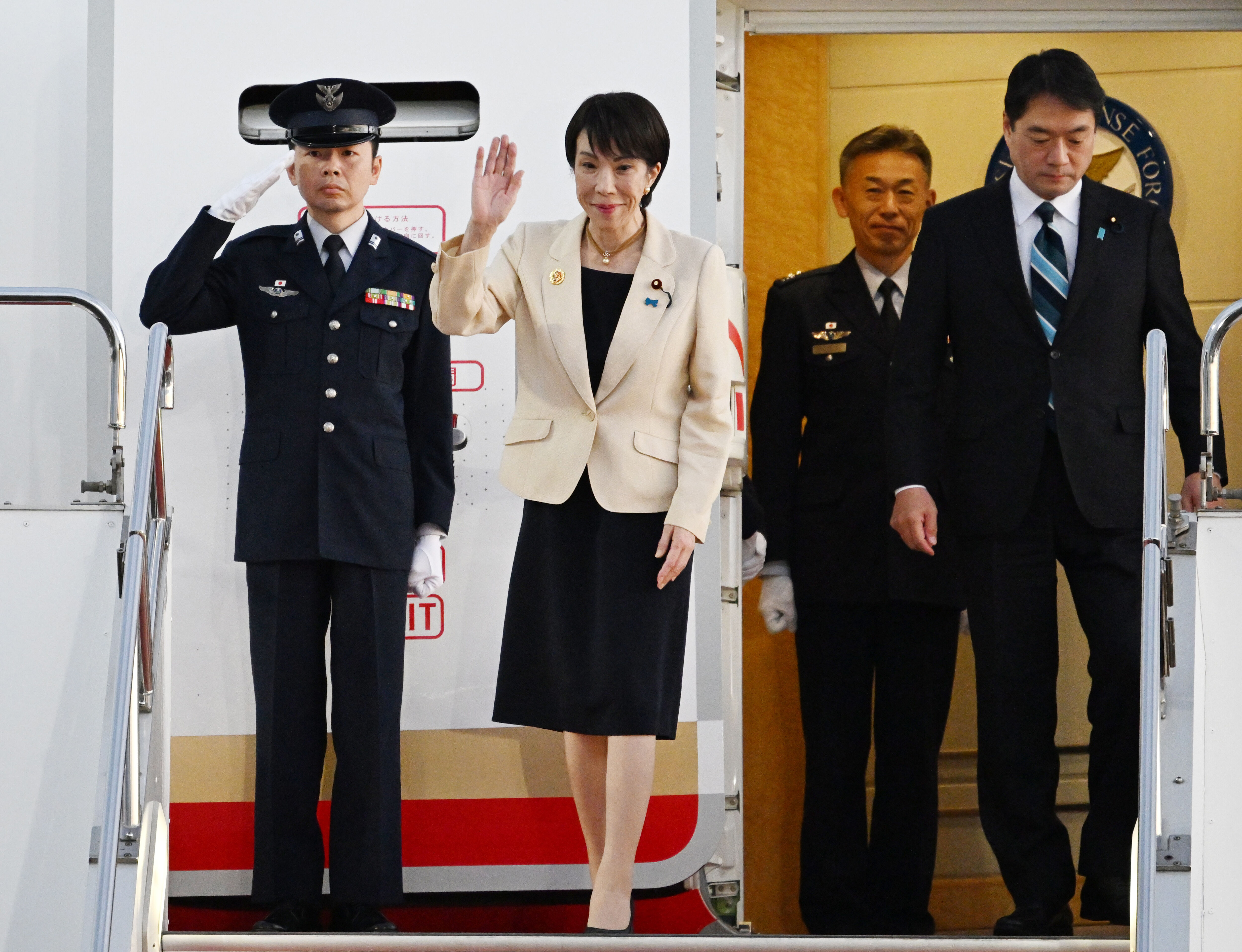 8464460-1 ▲▼日本首相高市早苗27日從馬來西亞返抵東京羽田機場。(圖/達志影像/美聯社)