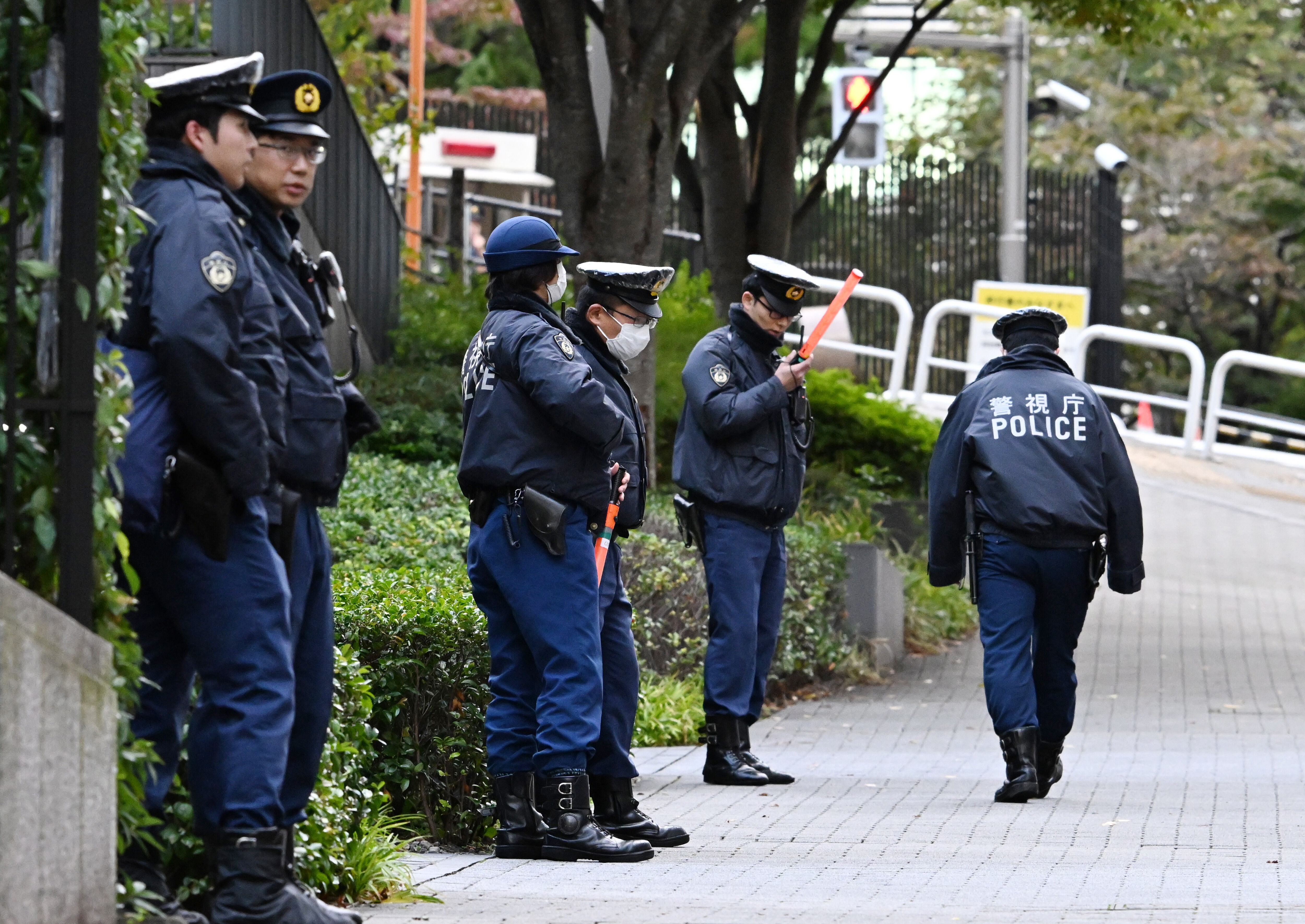 8464461-1 ▲▼警視廳針對位於東京都港區赤坂的美國駐日本大使館進行最高層級戒備。(圖/達志影像/美聯社)