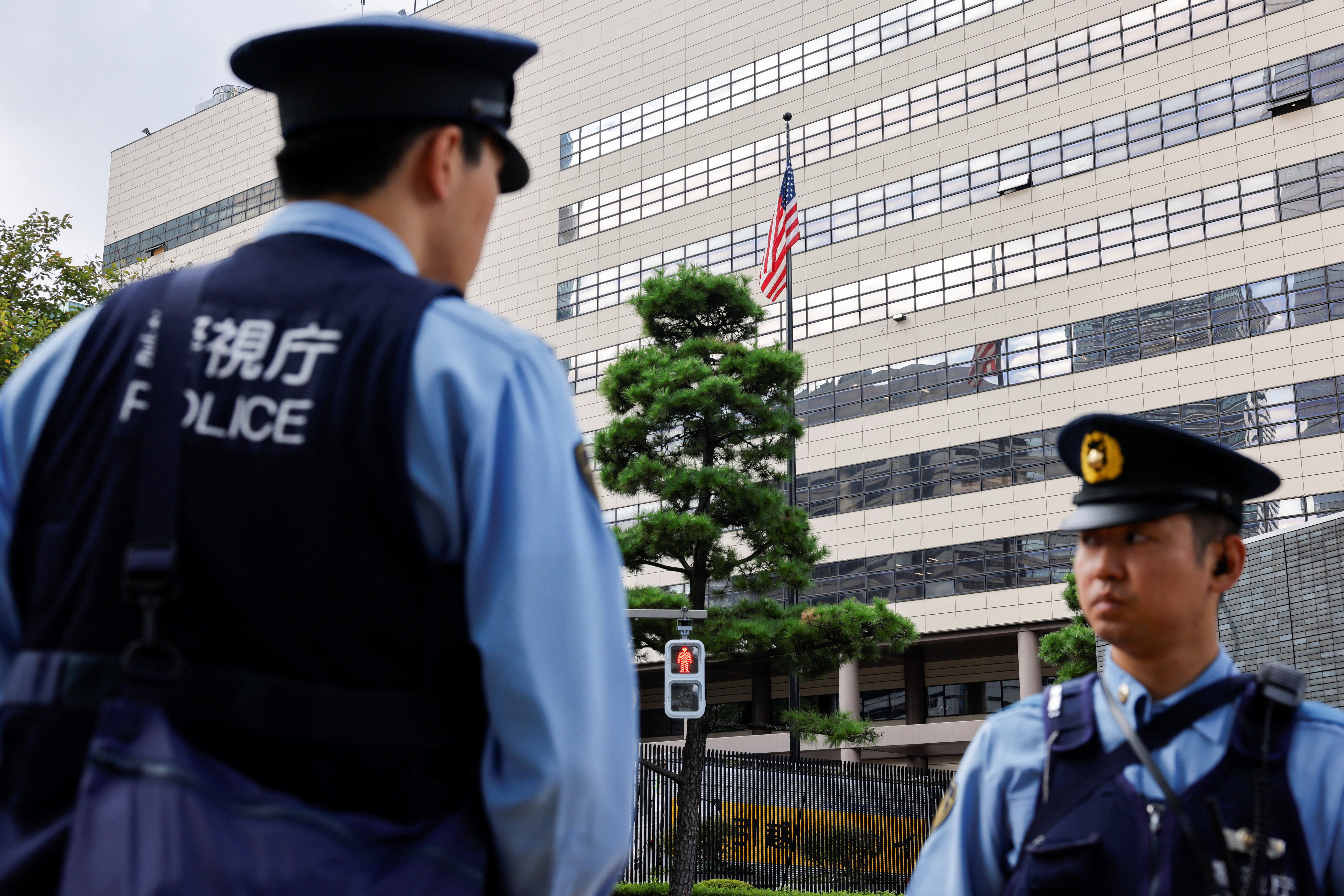 ▲▼日本在位於東京都港區的美國駐日大使館等處部署1.8萬名警力高度戒備。（圖／路透）