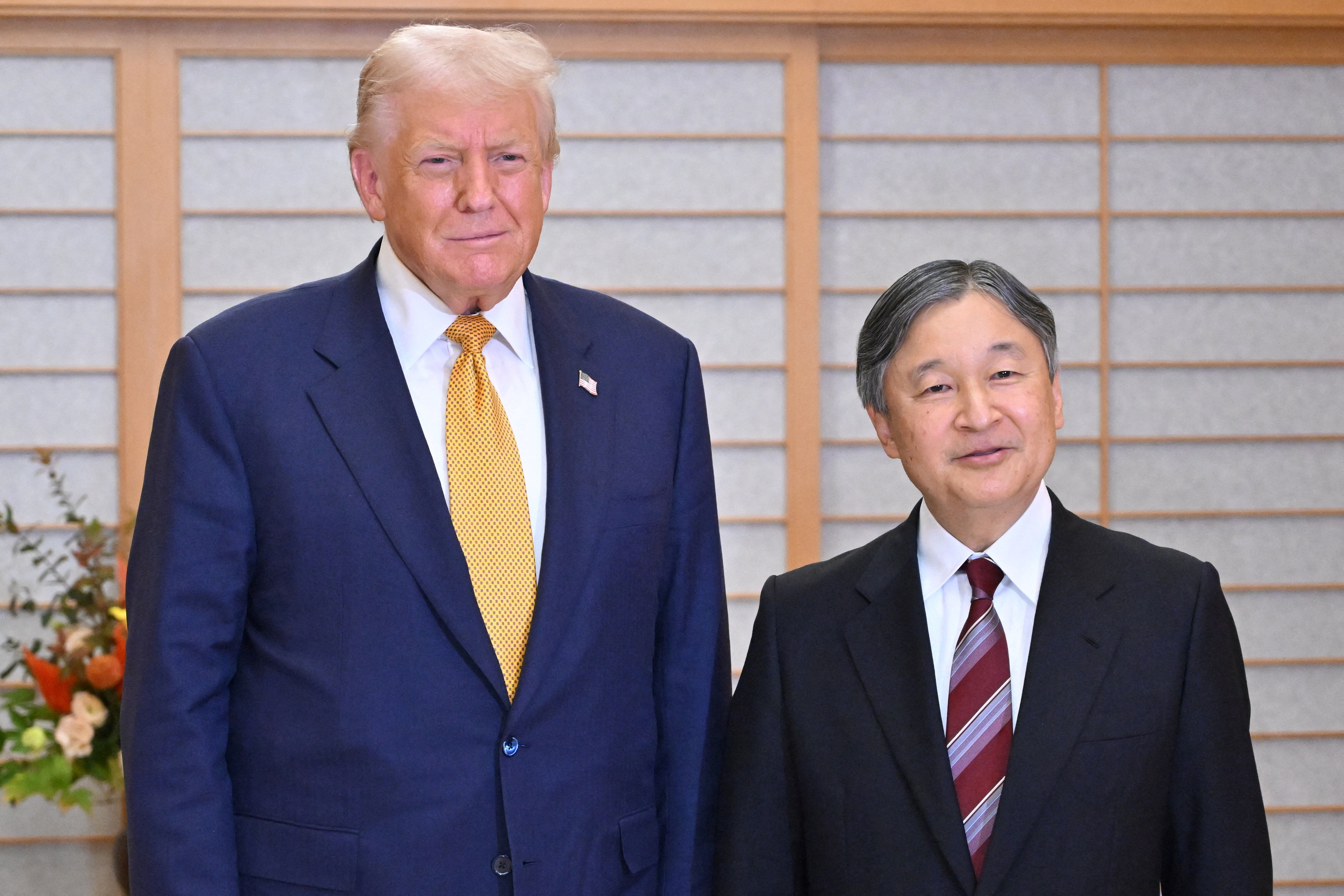 ▲▼美國總統川普27日晚間抵達皇居，日本德仁天皇迎接。（圖／路透）
