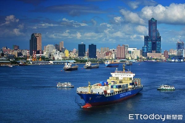 ▲中遠海運船隻航入高雄港。（圖／港務公司提供）