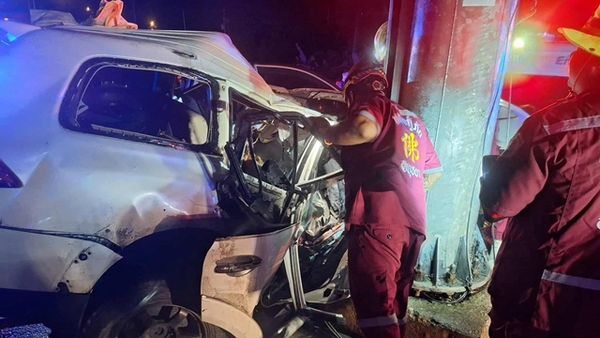 d8389509-1 ▲▼路見車禍上前救人! 護士驚見「死者是男友」崩潰痛哭。(圖/翻攝臉書สมาคมอยุธยารวมใจ หน่วยกู้ภัยอยุธยา)