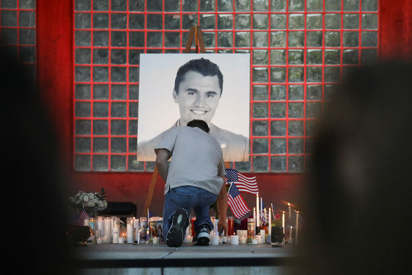 ▲▼美國右翼名嘴兼政治活動家柯克（Charlie Kirk）遭暗殺身亡，民眾哀悼。（圖／路透）