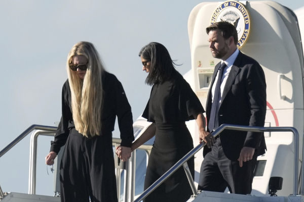▲▼美國保守派評論家查理·柯克（Charlie Kirk）遭暗殺身亡，空軍二號將其遺體送回家鄉。遺孀艾瑞卡·柯克（Erika Kirk）在副總統范斯夫妻（右2位）陪同下共同搭乘空軍二號。（圖／達志影像／美聯社）