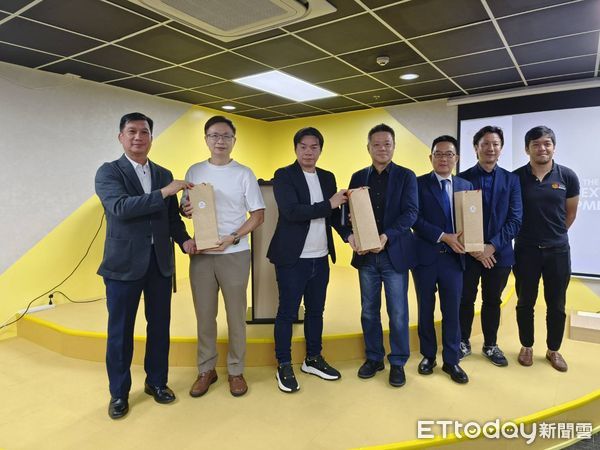 d8402989 ▲統一資訊菲律賓公司總經理吳聲輝(左三)率合作團隊致贈紀念品給外貿協會董事長黃志芳(左二)、行政處長林立凱(左四)、馬尼拉台貿中心主任賴榮春。(圖/記者張佩芬攝)