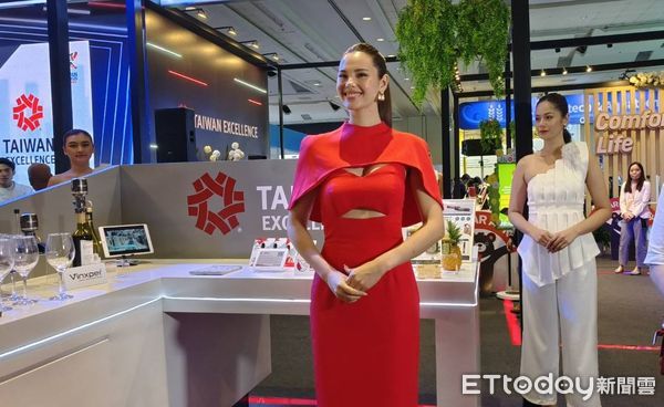 d8404000 ▲台灣精品館請來在IG有1360萬粉絲的2018年環球小姐Catriona Gray站台(/記者張佩芬攝)