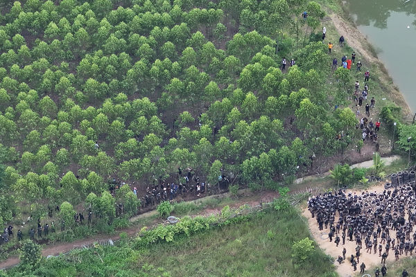 ▲▼  泰國士兵與鎮暴警察與柬埔寨人對峙。（圖／路透）
