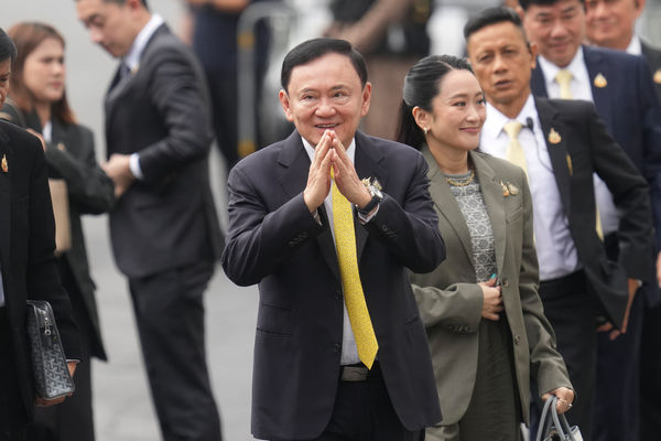 d8408025 ▲▼ 泰國前總理戴克辛(Thaksin Shinawatra)及女兒貝東塔(Paetongtarn Shinawatra)。(圖/達志影像/美聯社)