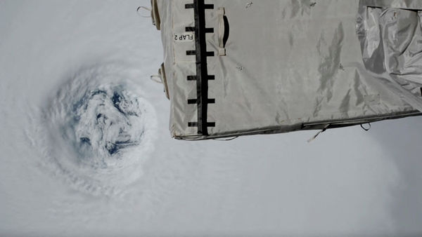 d8413037-1 ▲▼國際太空站(International Space Station, ISS)飛越超級颱風樺加沙(Typhoon Ragasa)颱風眼上空。(圖/路透)