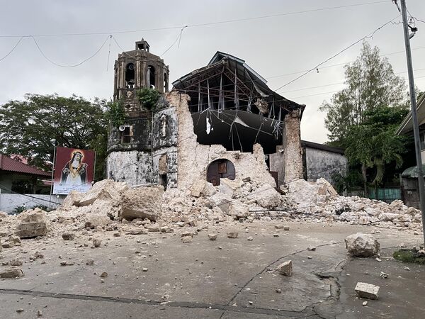 ▲▼宿霧聖塔羅莎德利馬主教座堂（Archdiocesan Shrine of Santa Rosa de Lima in Cebu）部分石造建物已坍塌成瓦礫。（圖／翻攝自Facebook）