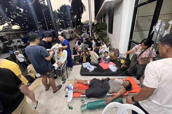 ▲▼地震傷者在宿霧省立醫院薄荷市分院（Cebu Provincial Hospital Bogo City）外等候。（圖／達志影像／美聯社）