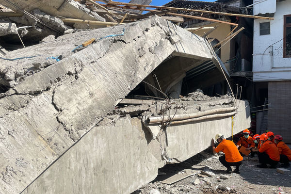 ▲▼印尼東爪哇省（East Java）泗水多佐（Sidoarjo）一所伊斯蘭寄宿學校大樓9月29日突然倒塌。（圖／達志影像／美聯社）