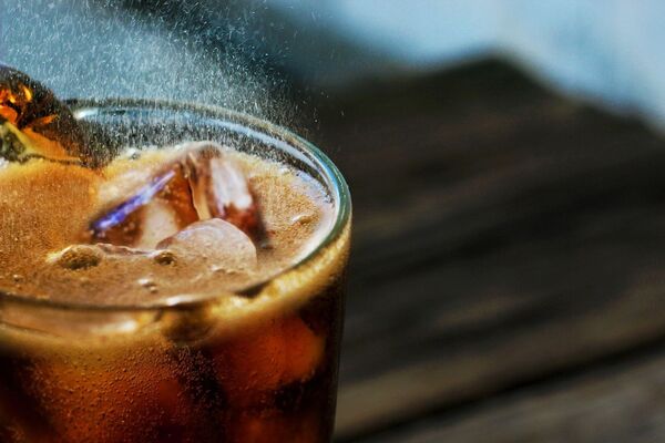 研究指出飲用能量飲料對年輕族群產生多重負面影響，恐引發多種身心疾病。（示意圖，pixabay）