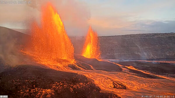d8432234-1 ▲▼2025年10月1日,夏威夷基拉韋厄火山(Kilauea volcano)噴發。(圖/達志影像/美聯社)