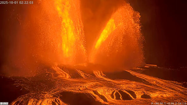d8432235-1 ▲▼2025年10月1日,夏威夷基拉韋厄火山(Kilauea volcano)噴發。(圖/達志影像/美聯社)