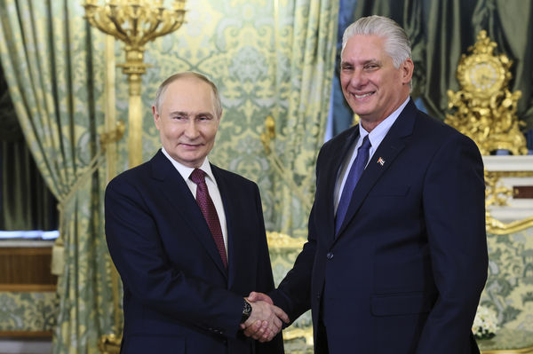 d8432961-1 ▲▼古巴總統迪亞斯—卡奈(Miguel Diaz-Canel)2025年5月和俄羅斯總統普丁(Vladimir Putin)在克里姆林宮會晤。(圖/達志影像/美聯社)
