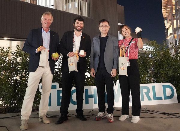 d8433479-1 ▲TECH WORLD館今晚感恩之夜舉辦撥柚子大賽,前三名頒發台灣伴手禮。(圖/貿協提供)
