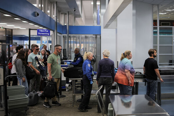 ▲▼美國政府關門期間，旅客在加州好萊塢「柏班克國際機場」（Burbank International Airport）通過美國運輸安全管理局（TSA）的安檢。（圖／路透）