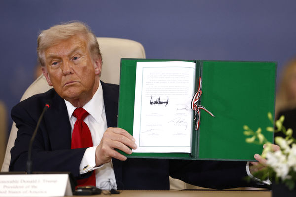 ▲▼美國總統川普（Donald Trump）在加薩和平峰會上簽署協議文件。（圖／路透）