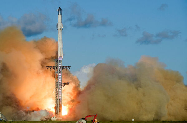 d8443115-1 ▲▼ 美國太空探索科技公司(SpaceX)新一代重型運載火箭星艦13日進行第11次試飛 。(圖/路透)