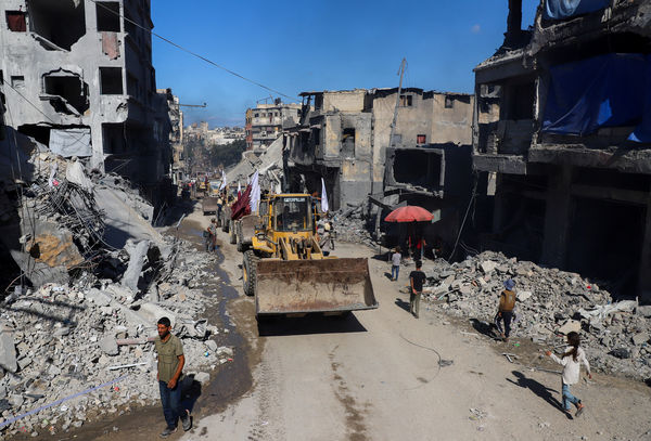 ▲▼重型機具在加薩市（Gaza City）協助清運。（圖／路透）