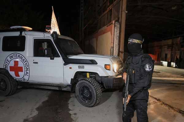 ▲▼紅十字會的車輛抵達加薩市（Gaza City），準備從哈瑪斯（Hamas）武裝分子手中接收人質遺體。（圖／路透）