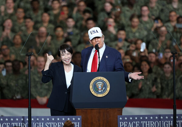 d8466772-1 ▲▼美國總統川普28日抵達日本橫須賀海軍基地,邀請日本首相高市早苗一起上台發表演說。(圖/路透)