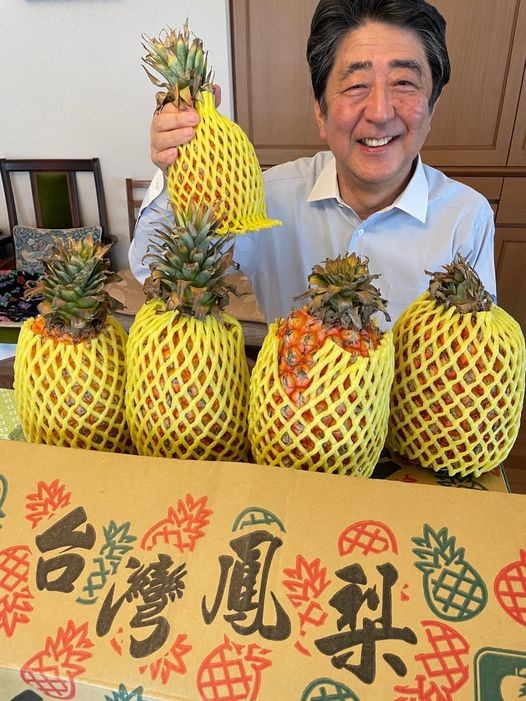 ▲▼安倍晉三爽曬台灣鳳梨當點心。（圖／翻攝自臉書）