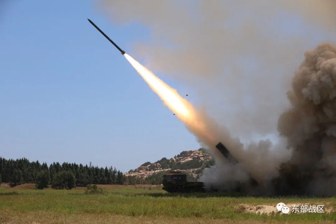 ▲▼中國人民解放軍東部戰區 (PLA) 地面部隊向台灣海峽進行遠程實彈演習。（圖／路透）