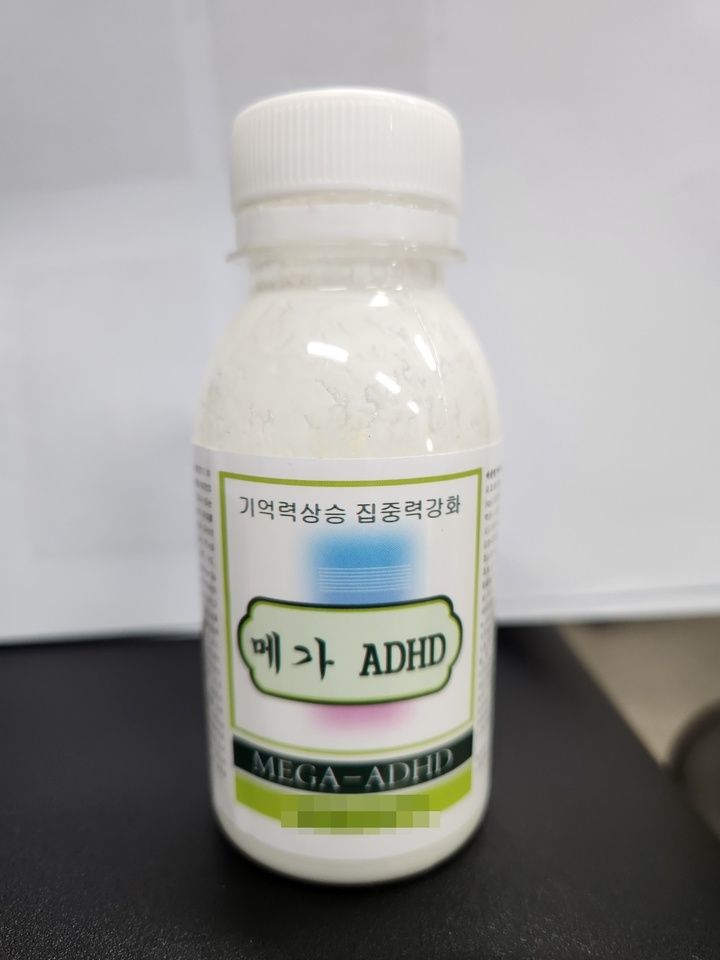 6943201 ▲▼南韓警方在首爾大峙洞破獲毒品犯罪組織,組織將來源不明、含有毒品成份的飲料遞給高中生。(圖/首爾江南警察署)