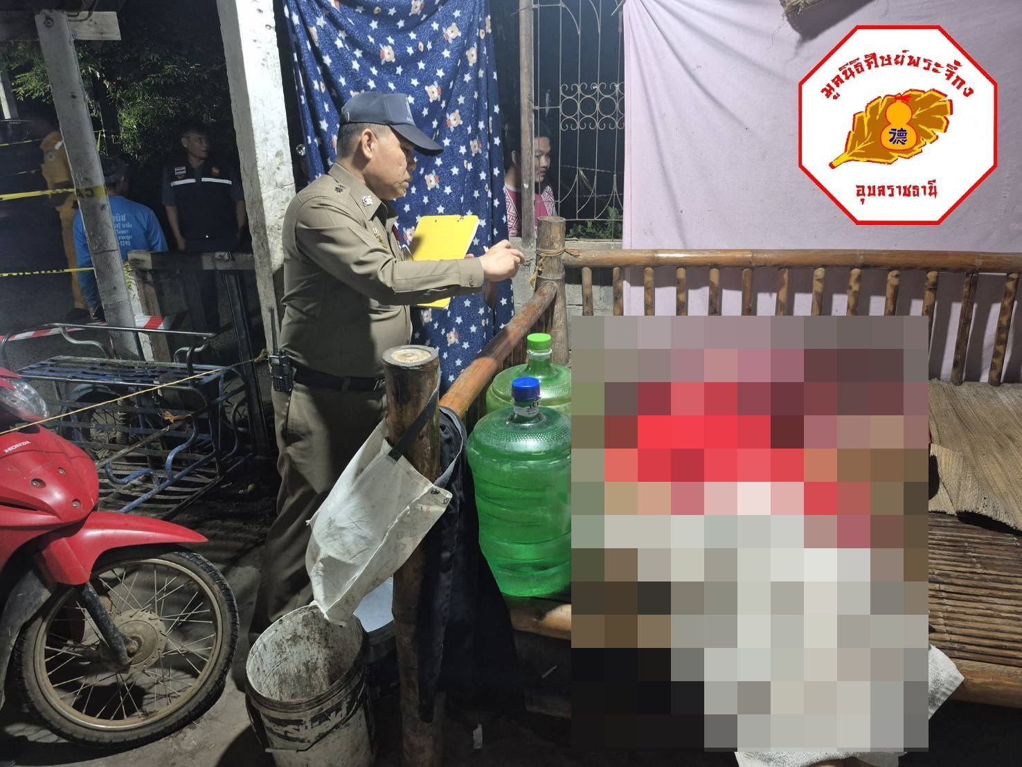 8437522 ▲▼殺人被關!泰男「7天前剛出獄」又砍死母親 血染竹床恐怖畫面曝。(圖/翻攝自Facebook/หน่วยกู้ภัย มูลนิธิศิษย์พระจี้กงอุบลราชธานี)