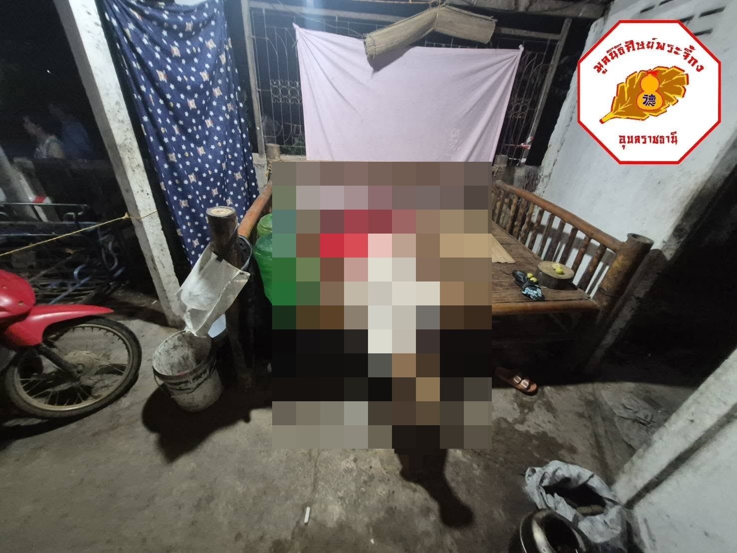 8437523 ▲▼殺人被關!泰男「7天前剛出獄」又砍死母親 血染竹床恐怖畫面曝。(圖/翻攝自Facebook/หน่วยกู้ภัย มูลนิธิศิษย์พระจี้กงอุบลราชธานี)