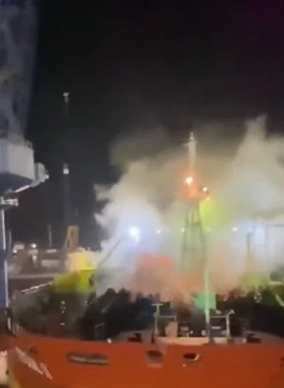 8445699-1 ▲▼印尼油輪「維修一半爆炸」10死18傷! 4個月前才出事。(圖/翻攝X)