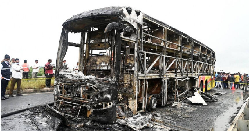 8462066 客運載逾40人公路被機車追尾起火狂燒 乘客來不及逃生至少25人喪命