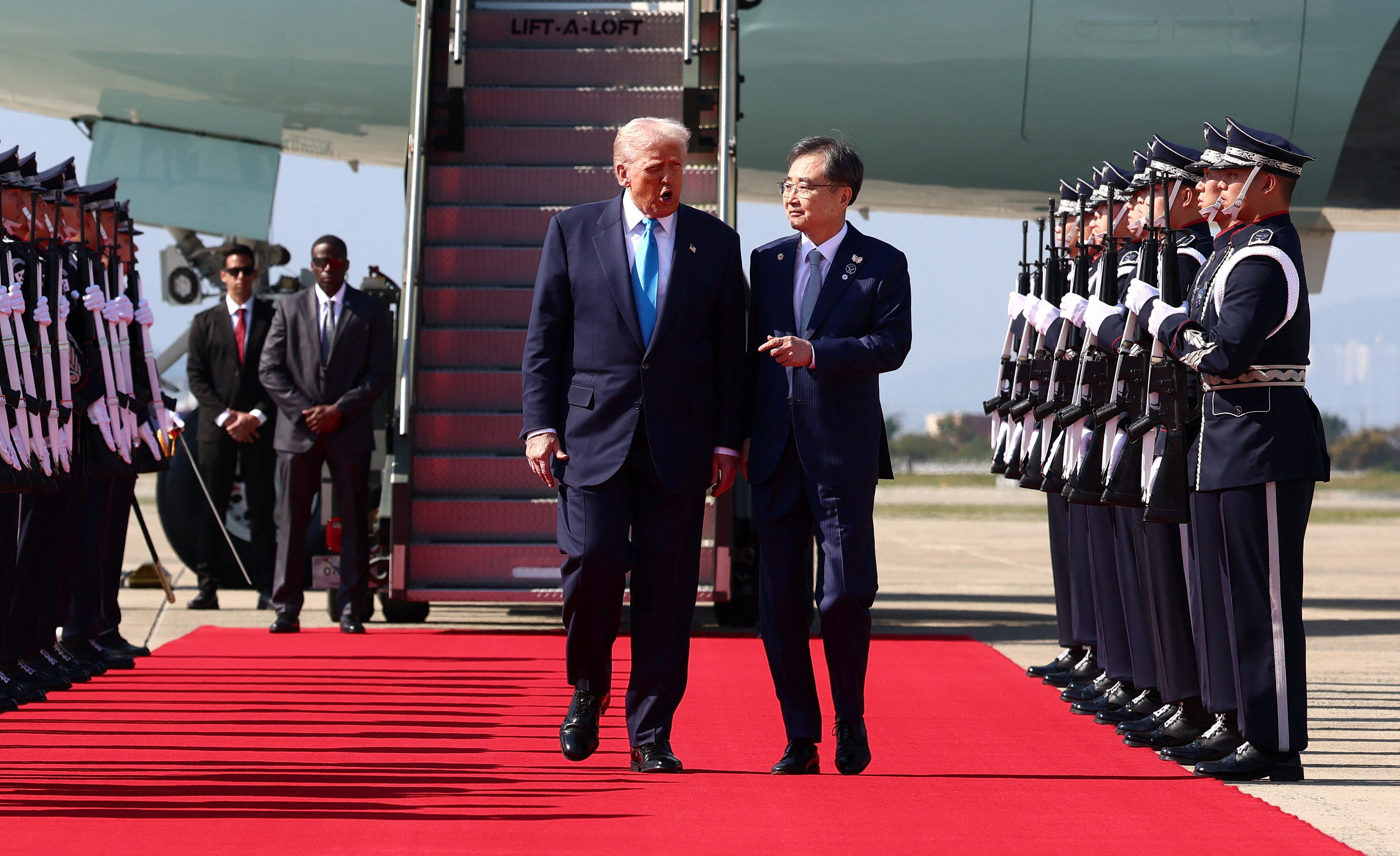 ▲▼ 川普飛抵南韓金海國際機場。（圖／路透）