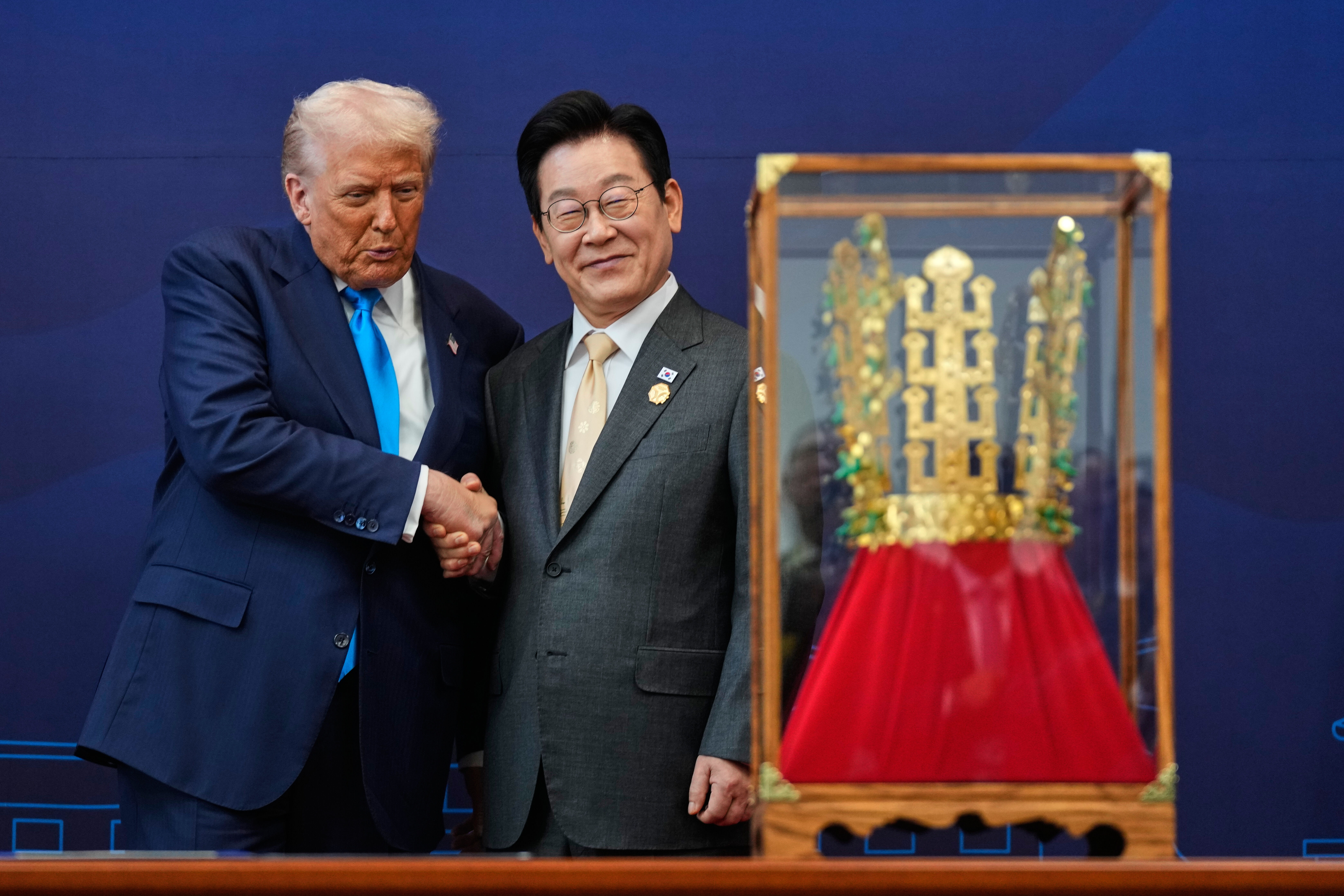 ▲▼南韓總統李在明將慶州天馬塚出土的「新羅王冠」以黃金複製，贈送給美國總統川普。（圖／達志影像／美聯社）