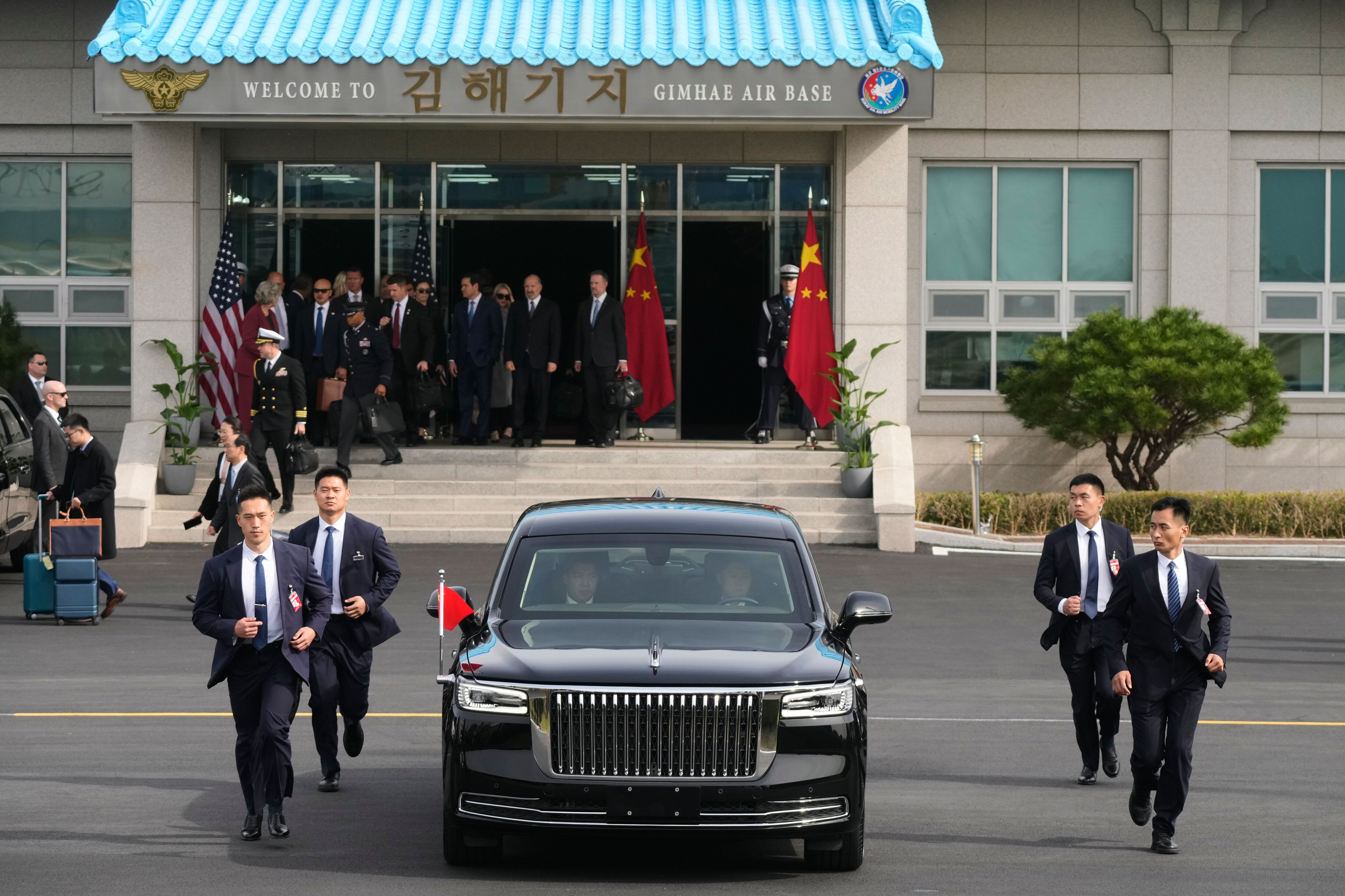 ▲▼中國國家主席習近平搭車準備離開金海國際機場，中方隨扈人員追車、護車。（圖／達志影像／美聯社）